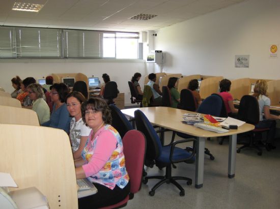 UNA VEINTENA DE MUJERES DEL MUNICIPIO SE FORMAN EN EL CURSO “INFORMATICA BÁSICA E INTERNET”, QUE SE IMPARTE DURANTE LOS MESES DE MAYO Y JUNIO EN EL CENTRO DE DESARROLLO LOCAL (2008), Foto 1