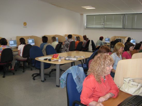 UNA VEINTENA DE MUJERES DEL MUNICIPIO SE FORMAN EN EL CURSO “INFORMATICA BÁSICA E INTERNET”, QUE SE IMPARTE DURANTE LOS MESES DE MAYO Y JUNIO EN EL CENTRO DE DESARROLLO LOCAL (2008), Foto 2