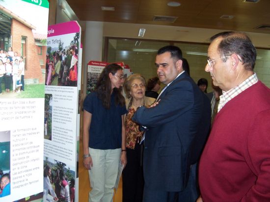 LA EXPOSICIÓN DE COOPERACIÓN AL DESARROLLO “25 ANIVERSARIO DE NUEVOS CAMINOS”, QUE PERMANECERÁ EN LA CONCEJALÍA DE PARTICIPACIÓN CIUDADANA, MUESTRA UN RECORRIDO POR EL TRABAJO QUE ESTA ONG HA REALIZADO EN LOS ÚLTIMOS AÑOS (2008), Foto 1