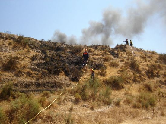 PROTECCION CIVIL TOTANA COLABORA CON BOMBEROS Y EL RETÉN FORESTAL DE SIERRA ESPUÑA EN LA EXTINCIÓN DE UN INCENDIO JUNTO AL CAUCE DEL RÍO GUADALENTÍN, Foto 1