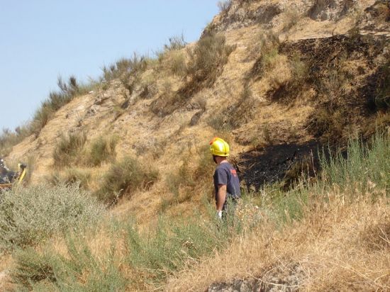 PROTECCION CIVIL TOTANA COLABORA CON BOMBEROS Y EL RETÉN FORESTAL DE SIERRA ESPUÑA EN LA EXTINCIÓN DE UN INCENDIO JUNTO AL CAUCE DEL RÍO GUADALENTÍN, Foto 2