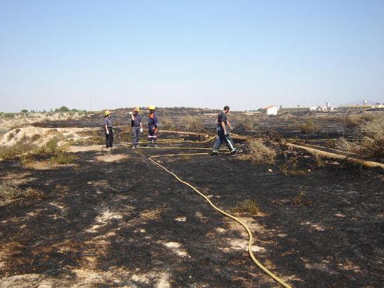 PROTECCION CIVIL TOTANA COLABORA CON BOMBEROS Y EL RETÉN FORESTAL DE SIERRA ESPUÑA EN LA EXTINCIÓN DE UN INCENDIO JUNTO AL CAUCE DEL RÍO GUADALENTÍN, Foto 3