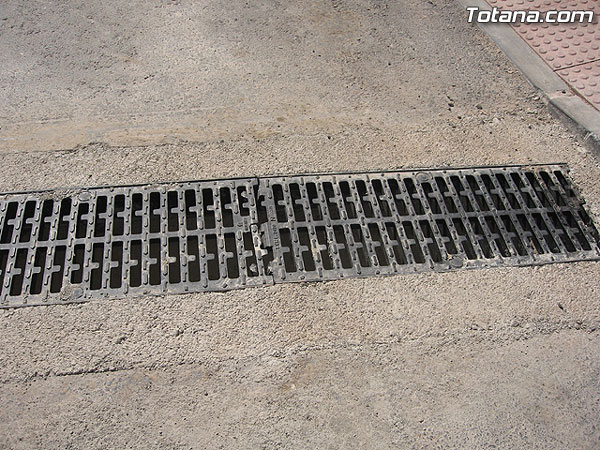 LAS OBRAS DE INSTALACIÓN DE IMBORNALES PARA LA RECOGIDA DE LAS AGUAS PLUVIALES DEL BARRIO TIROL-CAMILLERI SOLUCIONARÁN POSIBLES ANEGACIONES DE LA ZONA EN UN PLAZO MÁXIMO DE TRES MESES, Foto 1