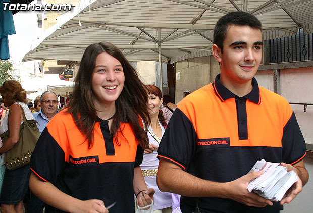 PROTECCIÓN CIVIL DE TOTANA INFORMA A LOS CIUDADANOS EN EL MERCADILLO SEMANAL SOBRE LAS RECOMENDACIONES SALUDABLES PARA AFRONTAR EL CALOR (2008), Foto 1