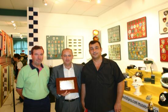 EL MUSEO DE LA POLICÍA LOCAL DE TOTANA COLABORA CON LA POLICÍA DEL PILAR DE LA HORADADA EN LA ORGANIZACIÓN DE LA “I EXPOSICIÓN DE MATERIAL POLICIAL”, Foto 1