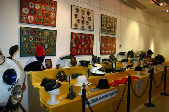 EL MUSEO DE LA POLICÍA LOCAL DE TOTANA COLABORA CON LA POLICÍA DEL PILAR DE LA HORADADA EN LA ORGANIZACIÓN DE LA “I EXPOSICIÓN DE MATERIAL POLICIAL”, Foto 2