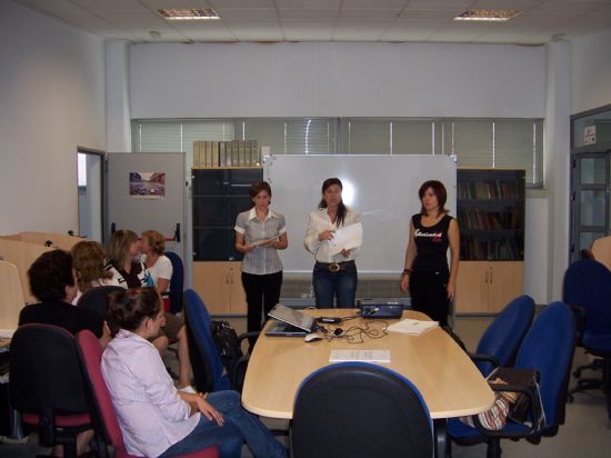 SE CLAUSURA EL CURSO “INTRODUCCIÓN A LA INFORMÁTICA BÁSICA E INTERNET” CON LA ENTREGA DE DIPLOMAS A LOS QUINCE PARTICIPANTES, Foto 4