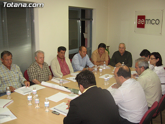 EL ALCALDE Y EL CONCEJAL DE URBANISMO INFORMAN A LA ASOCIACIÓN DE EMPRESARIOS DE LA CONSTRUCCIÓN DE TOTANA EL BORRADOR DE LA NORMATIVA URBANÍSTICA QUE CONTEMPLA EL FUTURO PGOM, Foto 1