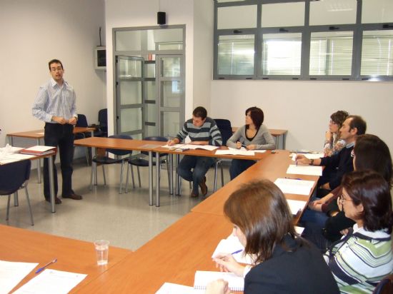LA PRIMERA MESA TÉCNICA LOCAL PUESTA EN MARCHA PARA EL FOMENTO DEL EMPLEO Y LA INSERCIÓN SOCIOLABORAL DIRIGIDA A PERSONAS CON DIFICULTAD, ACUERDA REALIZAR UN ESTUDIO DE LOS RECURSOS DE EMPLEO EXISTENTES, Foto 1