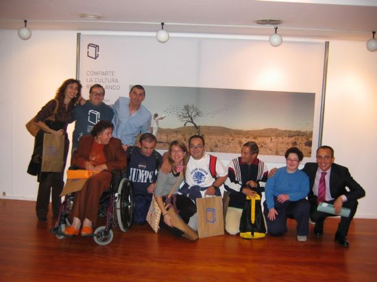 ALUMNOS DEL CENTRO OCUPACIONAL “JOSÉ MOYÁ” RECIBEN LOS DIPLOMAS POR PARTICIPAR EN LA ELABORACIÓN DEL “PROYECTO LIBRO: COMPARTE LA CULTURA RECICLANDO” (2007), Foto 1