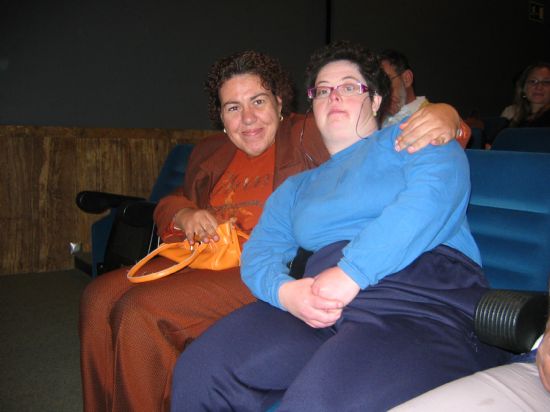 ALUMNOS DEL CENTRO OCUPACIONAL “JOSÉ MOYÁ” RECIBEN LOS DIPLOMAS POR PARTICIPAR EN LA ELABORACIÓN DEL “PROYECTO LIBRO: COMPARTE LA CULTURA RECICLANDO” (2007), Foto 2