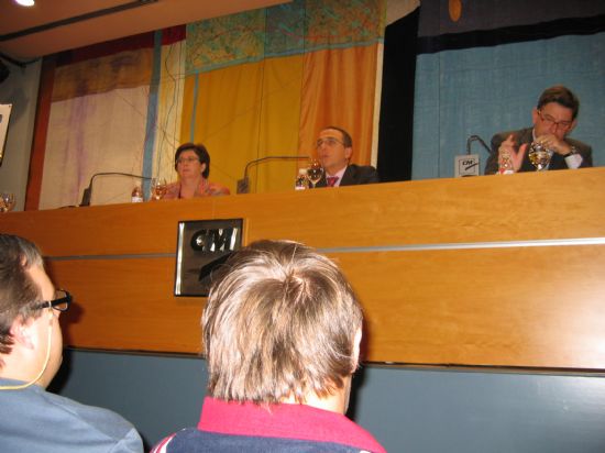 ALUMNOS DEL CENTRO OCUPACIONAL “JOSÉ MOYÁ” RECIBEN LOS DIPLOMAS POR PARTICIPAR EN LA ELABORACIÓN DEL “PROYECTO LIBRO: COMPARTE LA CULTURA RECICLANDO” (2007), Foto 3