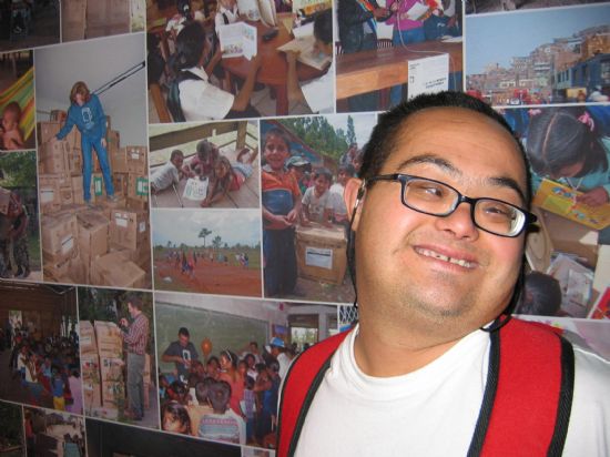 ALUMNOS DEL CENTRO OCUPACIONAL “JOSÉ MOYÁ” RECIBEN LOS DIPLOMAS POR PARTICIPAR EN LA ELABORACIÓN DEL “PROYECTO LIBRO: COMPARTE LA CULTURA RECICLANDO” (2007), Foto 4