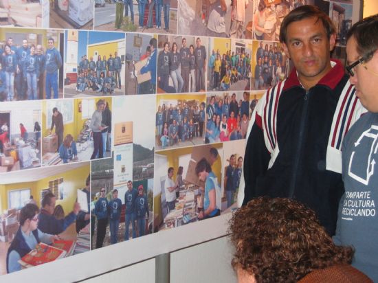 ALUMNOS DEL CENTRO OCUPACIONAL “JOSÉ MOYÁ” RECIBEN LOS DIPLOMAS POR PARTICIPAR EN LA ELABORACIÓN DEL “PROYECTO LIBRO: COMPARTE LA CULTURA RECICLANDO” (2007), Foto 6