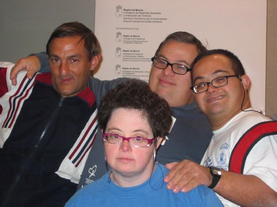 ALUMNOS DEL CENTRO OCUPACIONAL “JOSÉ MOYÁ” RECIBEN LOS DIPLOMAS POR PARTICIPAR EN LA ELABORACIÓN DEL “PROYECTO LIBRO: COMPARTE LA CULTURA RECICLANDO” (2007), Foto 7