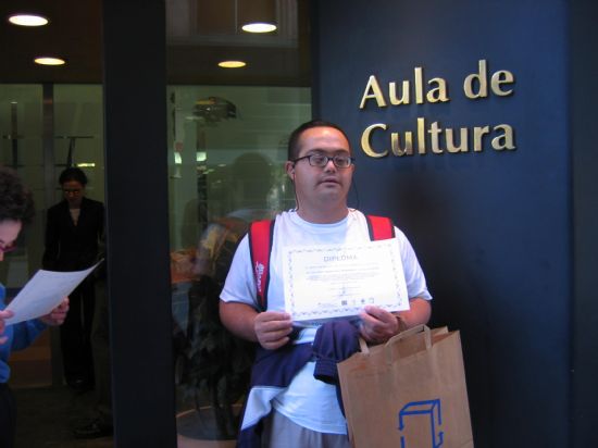 ALUMNOS DEL CENTRO OCUPACIONAL “JOSÉ MOYÁ” RECIBEN LOS DIPLOMAS POR PARTICIPAR EN LA ELABORACIÓN DEL “PROYECTO LIBRO: COMPARTE LA CULTURA RECICLANDO” (2007), Foto 8