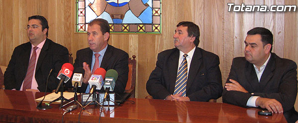 UNA DELEGACIÓN DE LA CIUDAD HERMANA DE KALOCSA VISITA TOTANA DURANTE ESTOS DÍAS PARA CONOCER LA IDIOSINCRASIA LOCAL CON MOTIVO DE LAS FIESTAS PATRONALES DE LA SANTA, Foto 1