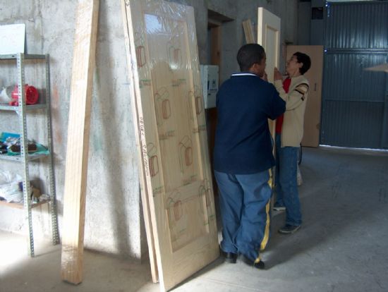 LOS ALUMNOS DEL PROGRAMA DE INICIACIACIÓN PROFESIONAL OPERARIO DE CARPINTERÍA DE LA CONCEJALÍA DE FOMENTO Y EMPLEO REALIZAN UNA VISITA A LA CARPINTERÍA “HIPEMAR”, Foto 2