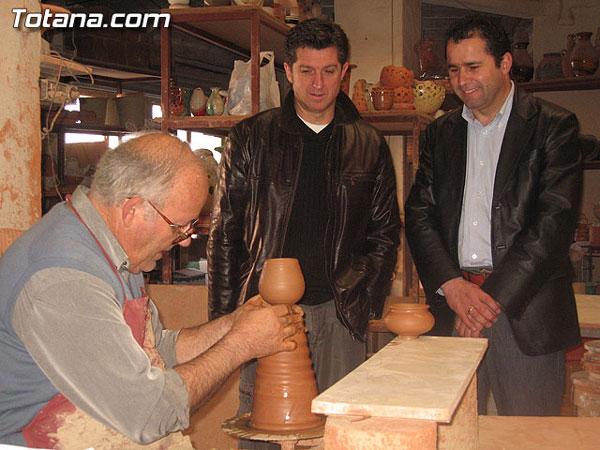 EL EX JUGADOR DEL REAL MADRID Y EMBAJADOR DE LA ARTESANÍA TOTANERA, MIGUEL PORLÁN “CHENDO”, VISITÓ VARIOS TALLERES ARTESANOS PARA CONOCER DE CERCA “LA RUTA DE LA ARTESANÍA” DEL MUNICIPIO, Foto 1