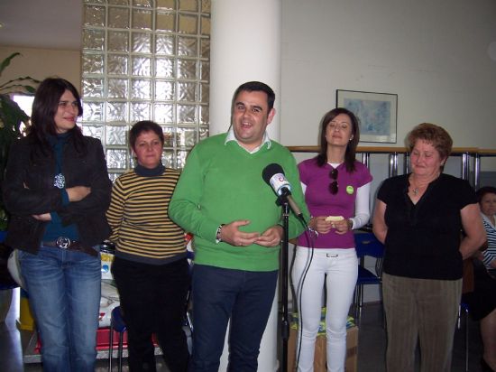 AUTORIDADES MUNICIPALES ASISTEN A LA DEGUSTACIÓN DE POSTRES Y DULCES TÍPICOS ELABORADOS POR LA ASOCIACIÓN DE AMAS Y AMOS DE CASA “IGUAL-DA” DE EL PARETÓN (2008), Foto 1