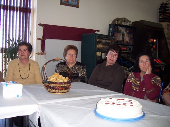 AUTORIDADES MUNICIPALES ASISTEN A LA DEGUSTACIÓN DE POSTRES Y DULCES TÍPICOS ELABORADOS POR LA ASOCIACIÓN DE AMAS Y AMOS DE CASA “IGUAL-DA” DE EL PARETÓN (2008), Foto 2