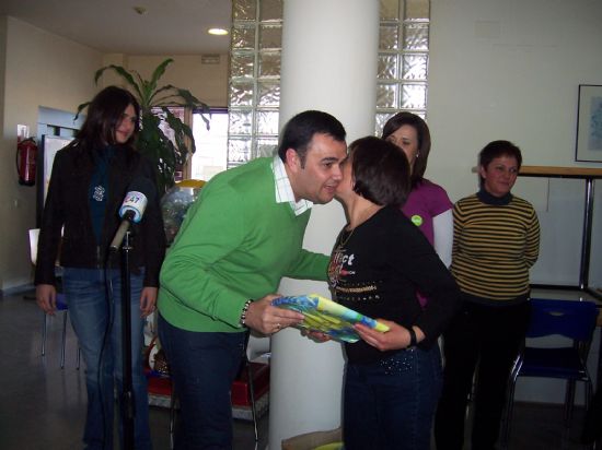 AUTORIDADES MUNICIPALES ASISTEN A LA DEGUSTACIÓN DE POSTRES Y DULCES TÍPICOS ELABORADOS POR LA ASOCIACIÓN DE AMAS Y AMOS DE CASA “IGUAL-DA” DE EL PARETÓN (2008), Foto 3