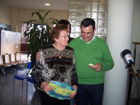 AUTORIDADES MUNICIPALES ASISTEN A LA DEGUSTACIÓN DE POSTRES Y DULCES TÍPICOS ELABORADOS POR LA ASOCIACIÓN DE AMAS Y AMOS DE CASA “IGUAL-DA” DE EL PARETÓN (2008), Foto 4