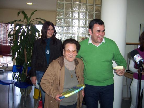 AUTORIDADES MUNICIPALES ASISTEN A LA DEGUSTACIÓN DE POSTRES Y DULCES TÍPICOS ELABORADOS POR LA ASOCIACIÓN DE AMAS Y AMOS DE CASA “IGUAL-DA” DE EL PARETÓN (2008), Foto 5