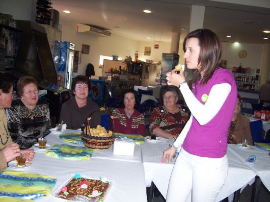 AUTORIDADES MUNICIPALES ASISTEN A LA DEGUSTACIÓN DE POSTRES Y DULCES TÍPICOS ELABORADOS POR LA ASOCIACIÓN DE AMAS Y AMOS DE CASA “IGUAL-DA” DE EL PARETÓN (2008), Foto 7