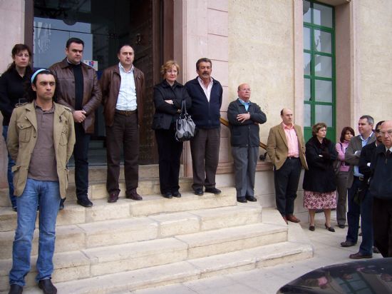 EL AYUNTAMIENTO DE TOTANA CONVOCA UNA CONCENTRACIÓN SILENCIOSA COMO REPULSA AL ATENTADO DE ETA REGISTRADO EN MONDRAGÓN, Foto 1