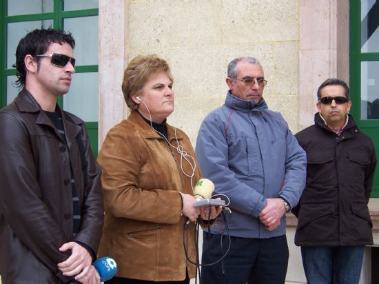 EL AYUNTAMIENTO DE TOTANA CONVOCA UNA CONCENTRACIÓN SILENCIOSA COMO REPULSA AL ATENTADO DE ETA REGISTRADO EN MONDRAGÓN, Foto 2