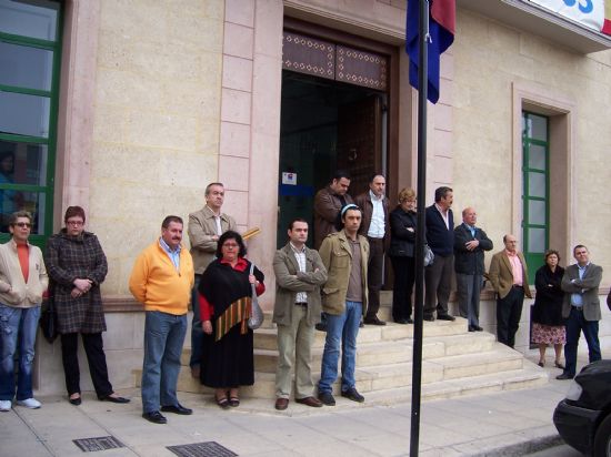 EL AYUNTAMIENTO DE TOTANA CONVOCA UNA CONCENTRACIÓN SILENCIOSA COMO REPULSA AL ATENTADO DE ETA REGISTRADO EN MONDRAGÓN, Foto 3