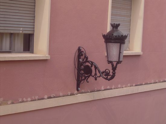 EL AYUNTAMIENTO COLOCA 36 NUEVAS LUMINARIAS PARA EMBELLECER Y DAR VISTOSIDAD DESFILES PROCESIONALES CASCO HISTÓRICO DE LA CIUDAD POR IMPORTE DE 38.910 EUROS, Foto 1