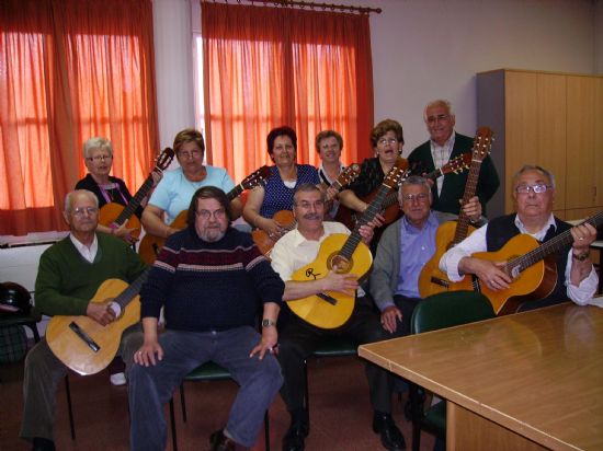 LAS CLASES DE GUITARRA, QUE SE IMPARTEN EN EL AULA DE FORMACIÓN DEL CENTRO MUNICIPAL DE PERSONAS MAYORES, CUENTAN CON LA PARTICIPACIÓN DE UN TOTAL DE QUINCE USUARIOS (2008), Foto 1