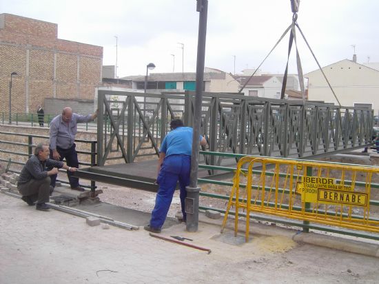 LA CONCEJALÍA DE SERVICIOS A LA CIUDAD COLOCA UN PASO METÁLICO PEATONAL EN LA RAMBLA DEL CEMENTERIO PARA FACILITAR EL ACCESO DE LOS VECINOS DE LA CALLE VIRGEN DE LOS REYES, Foto 1