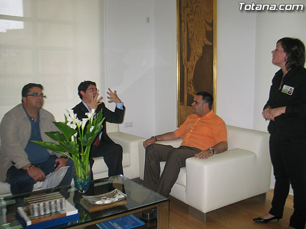 EL AYUNTAMIENTO Y LA FEDERACIÓN DE ASOCIACIONES DE SORDOS DE LA REGIÓN DE MURCIA SUSCRIBEN UN CONVENIO PARA DAR CONTINUIDAD AL SERVICIO MUNICIPAL DE INTÉRPRETE DE LENGUA DE SIGNOS PARA PERSONAS SORDAS Y CON DIFICULTAD AUDITIVA (2008), Foto 1