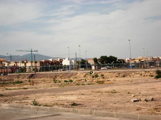 Los Concejales de IU + Los Verdes en Totana denuncian el retraso en la construcción de dos hincas bajo las vías del ferrocarril y el peligro que supone para los vecinos del Barrio Olímpico (2008), Foto 1