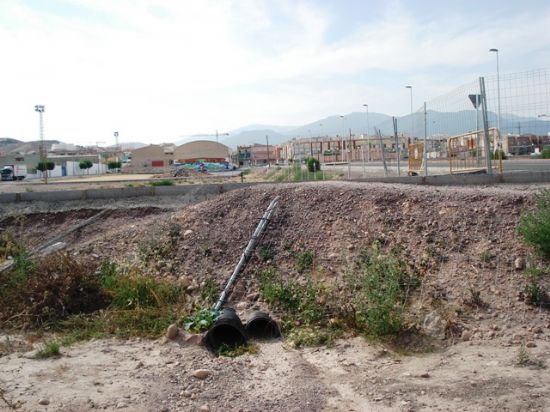 Los Concejales de IU + Los Verdes en Totana denuncian el retraso en la construcción de dos hincas bajo las vías del ferrocarril y el peligro que supone para los vecinos del Barrio Olímpico (2008), Foto 3