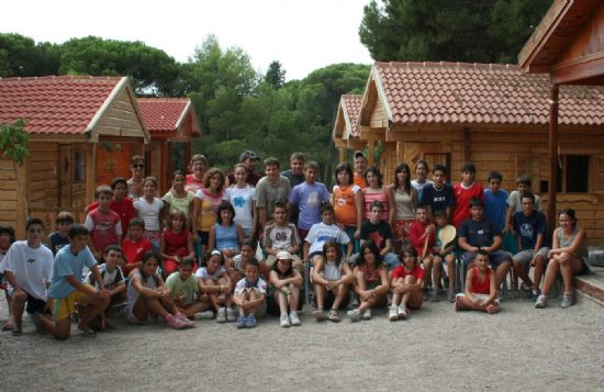 LA CONCEJAL DE JUVENTUD VISITA UNO DE LOS CAMPAMENTOS DE LAS AULAS DE LA NATURALEZA EN SIERRA ESPUÑA, Foto 1