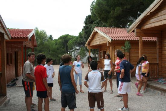 LA CONCEJAL DE JUVENTUD VISITA UNO DE LOS CAMPAMENTOS DE LAS AULAS DE LA NATURALEZA EN SIERRA ESPUÑA, Foto 3