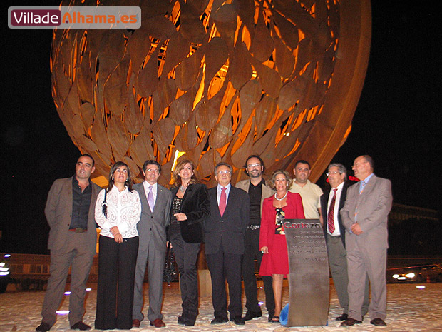EL ALCALDE DE TOTANA ASISTE A LA INAUGURACIÓN DE LA ESCULTURA DE LOS -MUHER- CORTEZA, EN ALHAMA DE MURCIA, Foto 1