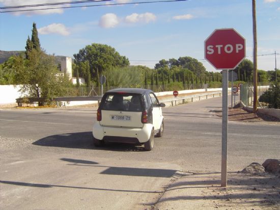 REALIZARÁN UN ESTUDIO SOBRE SEGURIDAD VIAL EN TODOS LOS CRUCES DE LAS CARRETERAS REGIONALES Y CAMINOS MUNICIPALES CON EL CANAL DEL TRASVASE, ASÍ COMO UN PROYECTO PARA ACONDICIONAR UN APARCAMIENTO JUNTO AL I.E.S JUAN DE LA CIERVA, Foto 2