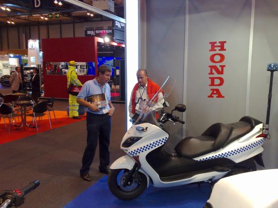 AGENTES DE LA POLICÍA LOCAL DE TOTANA VISITAN EL X SALÓN INTERNACIONAL DE LA SEGURIDAD VIAL Y EL EQUIPAMIENTO PARA CARRETERAS “TRAFFIC 2007”, DE LA FERIA DE MADRID, Foto 3