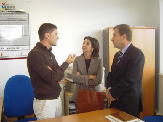 LA CONSEJERA DE ECONOMÍA Y HACIENDA Y EL ALCALDE DE TOTANA INAUGURAN EL SERVICIO DE VENTANILLA ÚNICA EN EL PARETÓN  , Foto 1