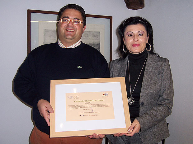 EL AYUNTAMIENTO RECIBE UN DIPLOMA DE RECONOCIMIENTO POR SU LABOR EN POTENCIAR LOS VALORES DE ESTUDIO Y LA SOLIDARIDAD A TRAVÉS DE SU PARTICPACIÓN EN LA “V OLIMPIADA SOLIDARIA DEL ESTUDIO” LLEVADA A CABO ENTRE LOS MÁS JOVENES DE LA LOCALIDAD (2008), Foto 1