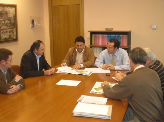 AUTORIDADES Y TÉCNICOS MUNICIPALES SE REÚNEN CON LA CONSEJERÍA DE DESARROLLO SOSTENIBLE Y ORDENACIÓN DEL TERRITORIO PARA CONSENSUAR LAS DIRECTRICES DEL PLAN GENERAL DE ORDENACIÓN MUNICIPAL, EN FASE DE APROBACIÓN PROVISIONAL (2008), Foto 2