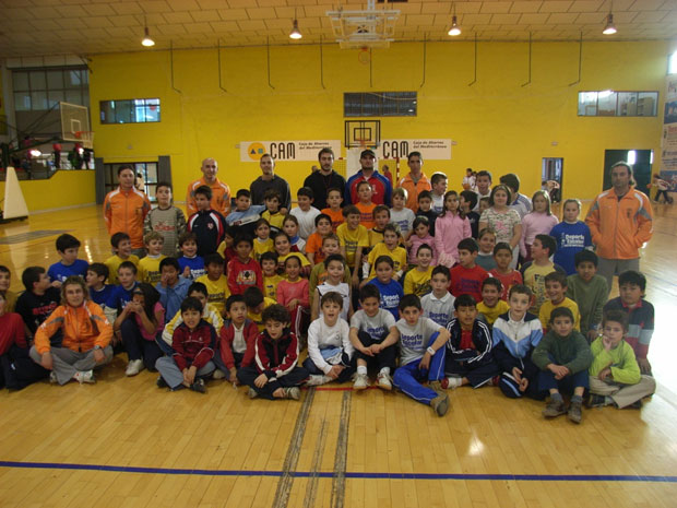 LA CONCEJALIA DE DEPORTES ORGANIZA UNA JORNADA DE JUGANDO AL ATLETISMO, DENTRO DE LOS JUEGOS ESCOLARES DE DEPORTE ESCOLAR, EN EL PABELLON DE DEPORTES MANOLO IBAÑEZ, Foto 1