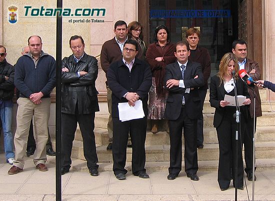 VECINOS DE TOTANA RECUERDAN EN UNA CONCENTRACIÓN SILENCIOSA A LAS 192 PERSONAS ASESINADAS EN EL ATENTADO TERRORISTA DEL 11-M EN MADRID, Foto 1