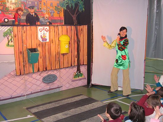 300 ALUMNOS DE TOTANA ASISTEN REPRESENTACIÓN DE UNA OBRA TEATRAL EN EL COLEGIO REINA SOFÍA SOBRE VALORES DE LA EDUCACIÓN VIAL, Foto 1