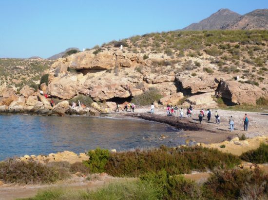 LA CONCEJALÍA DE DEPORTES ORGANIZÓ UNA RUTA DE SENDERISMO POR LAS PLAYAS VÍRGENES DEL PUERTO DE MAZARRÓN, QUE CONTÓ CON LA PARTICIPACIÓN DE 33 SENDERISTAS (2008), Foto 2